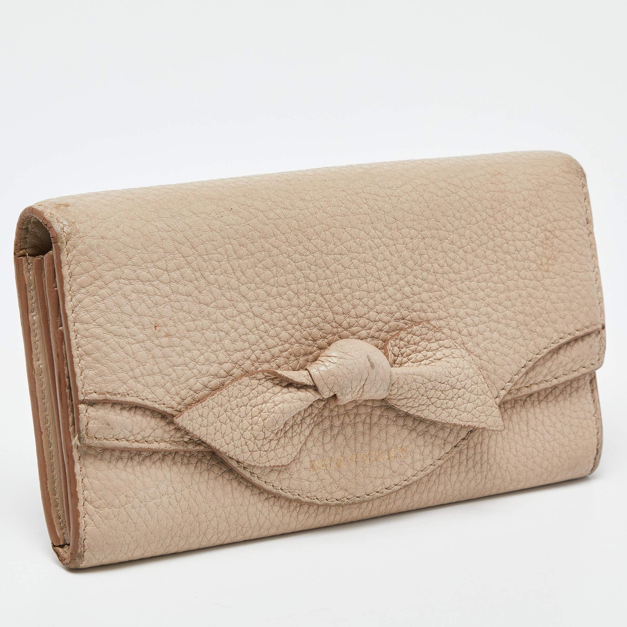 Portafoglio continentale con fiocco in pelle beige di Burberry In condizioni discrete in vendita a Dubai, Al Qouz 2