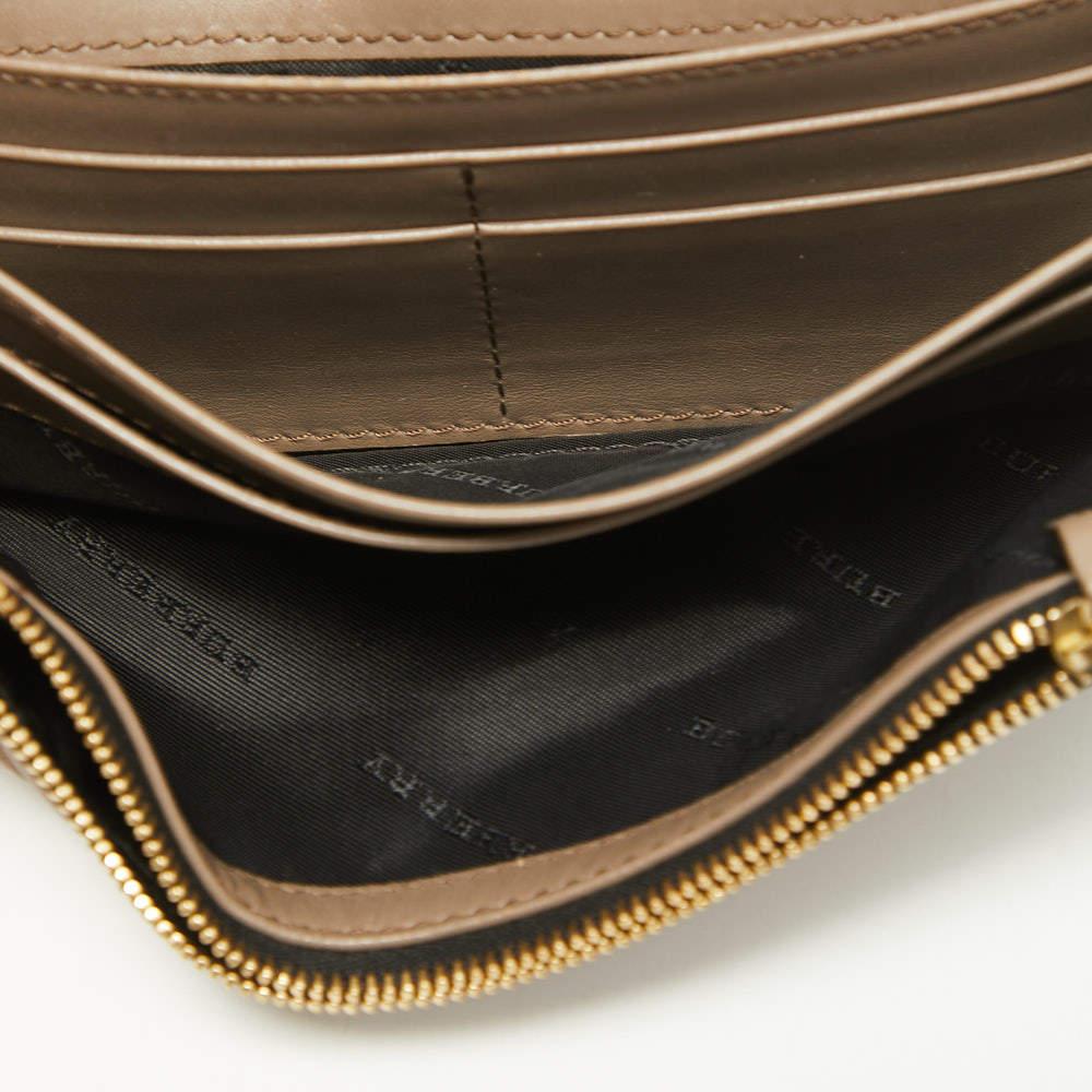 This designer wallet is an immaculate balance of sophistication and rational utility. It has been designed using prime quality materials and elevated by a sleek finish. The creation is equipped with ample space for your monetary essentials.