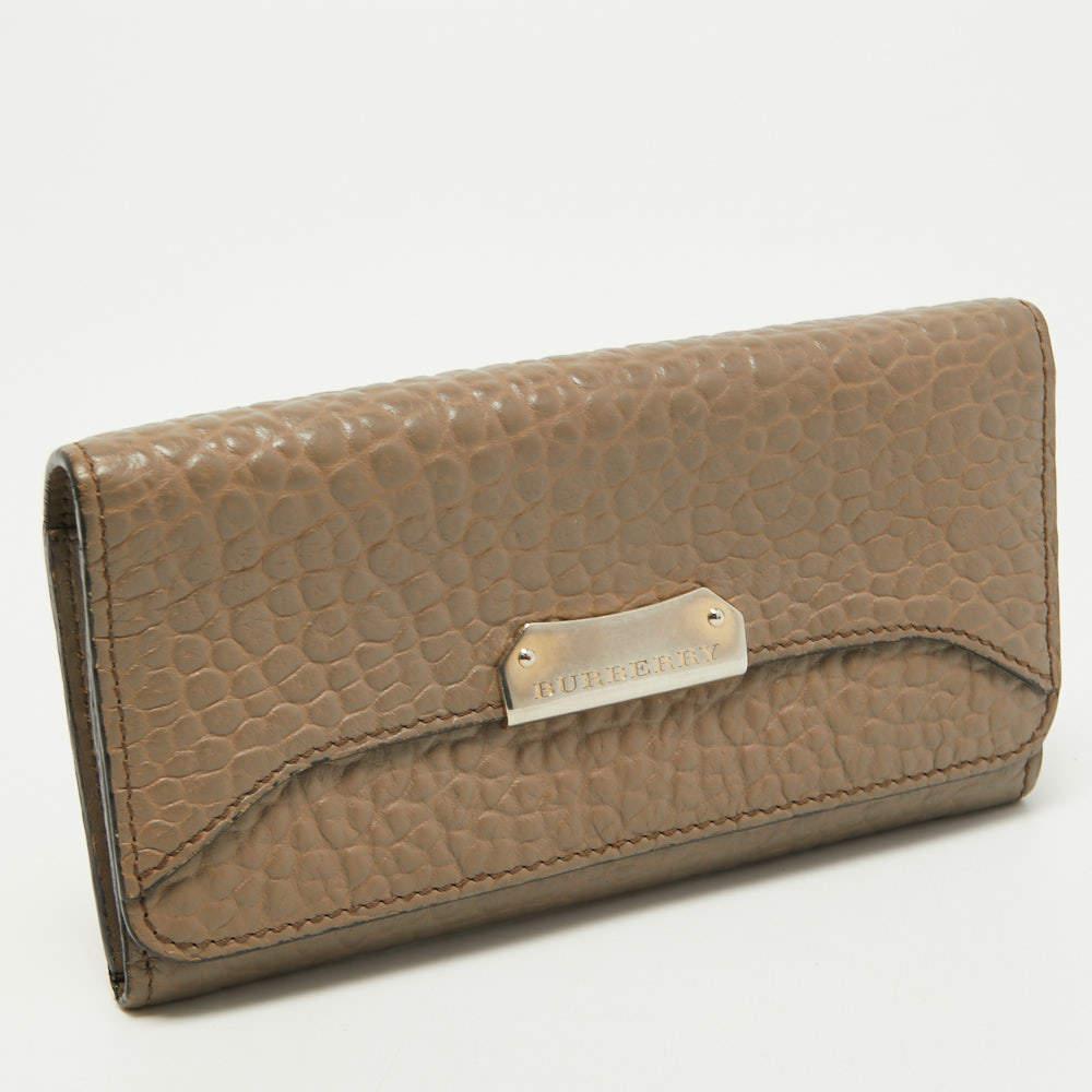 Burberry Beige Leather Flap Continental Wallet In Fair Condition For Sale In Dubai, Al Qouz 2