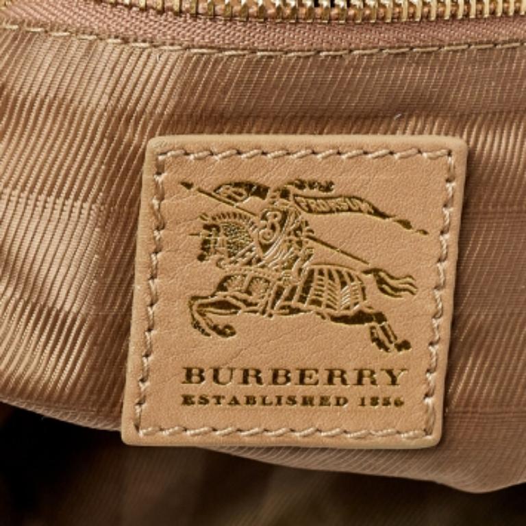 Burberry's equestrian sensibilities come alive in this hobo that is practical and stylish. Crafted from leather in a beige shade, it features a horsebit motif, a spacious interior, and a single handle. This bag can be carried for every day use.
