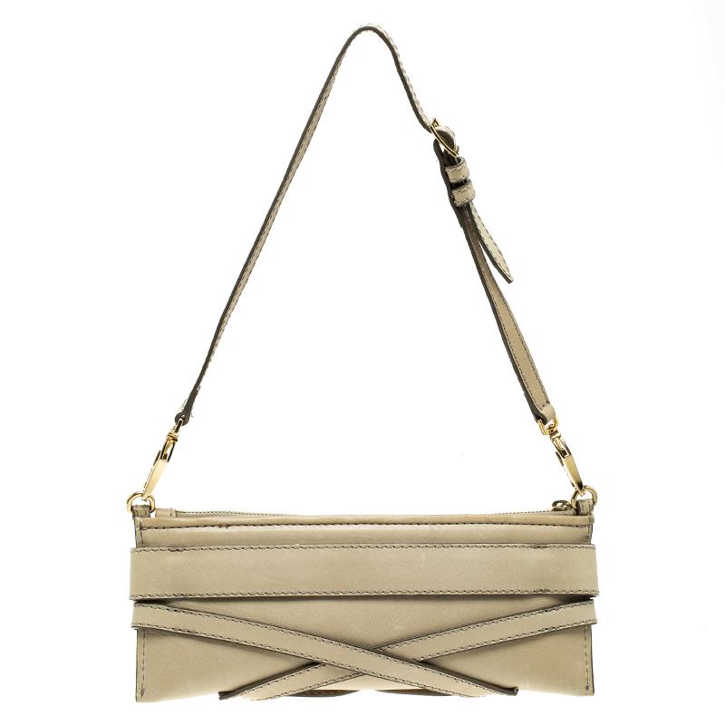 Featuring a buckled up design, this bag from the house of Burberry is a trendy accessory to add to your hand-bag collection for a stylish look. Carefully crafted from leather that renders it strong and long-lasting, this shoulder bag is