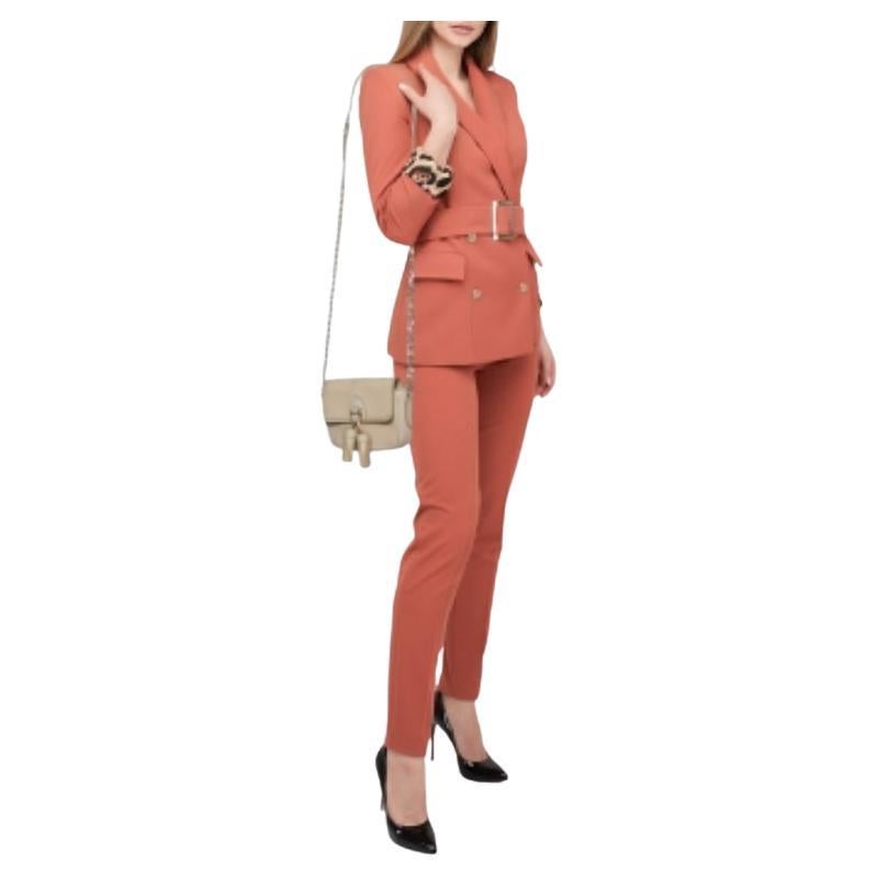 Sfoggia questa borsa crossbody di Burberry per un look cool. Realizzata in pelle, ha un esterno strutturato in tonalità beige, abbinato a finiture dorate, una tracolla a catena e nappe sulla patta anteriore. Si apre su un interno foderato in tessuto