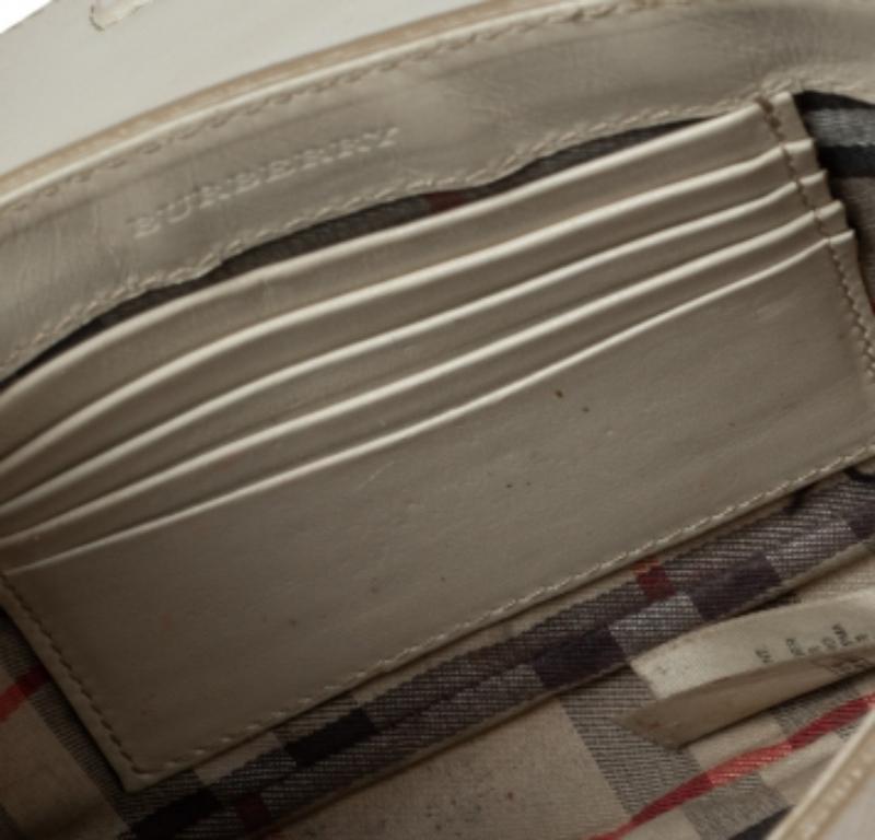 Burberry Borsa a tracolla con nappe in pelle beige In condizioni discrete a Dubai, Al Qouz 2