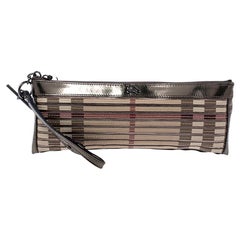 Burberry Nova-Clutch mit Reißverschluss für das Handgelenk aus PVC und Lackleder in Beige/Metallic