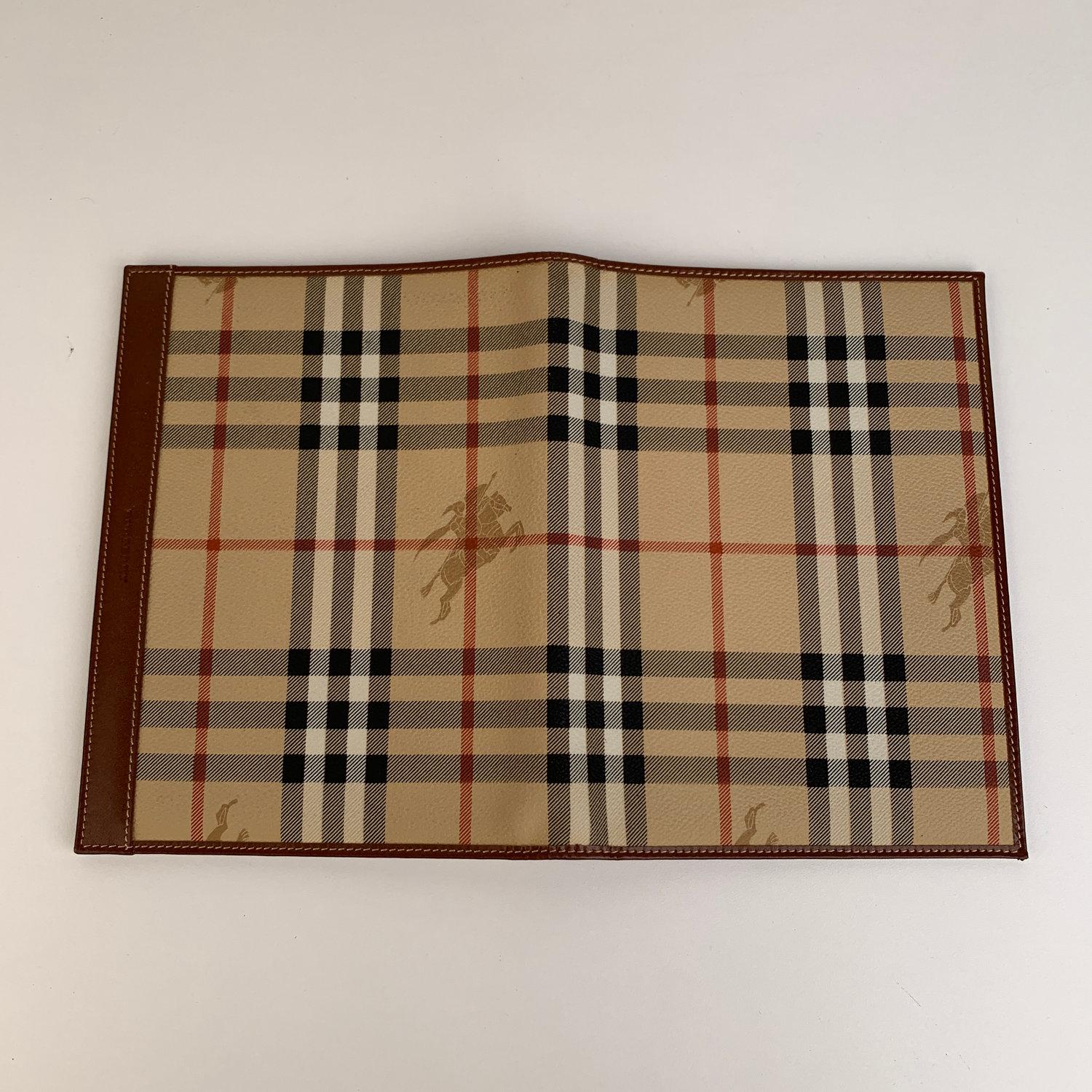 Elegant addres book cover by Burberry crafted in iconic beige nova check canvas with brown leather trim and interior. Original Burberry address book inside. 'Burberry London - Made in Italy' engraved on leather inside.






Details

MATERIAL: