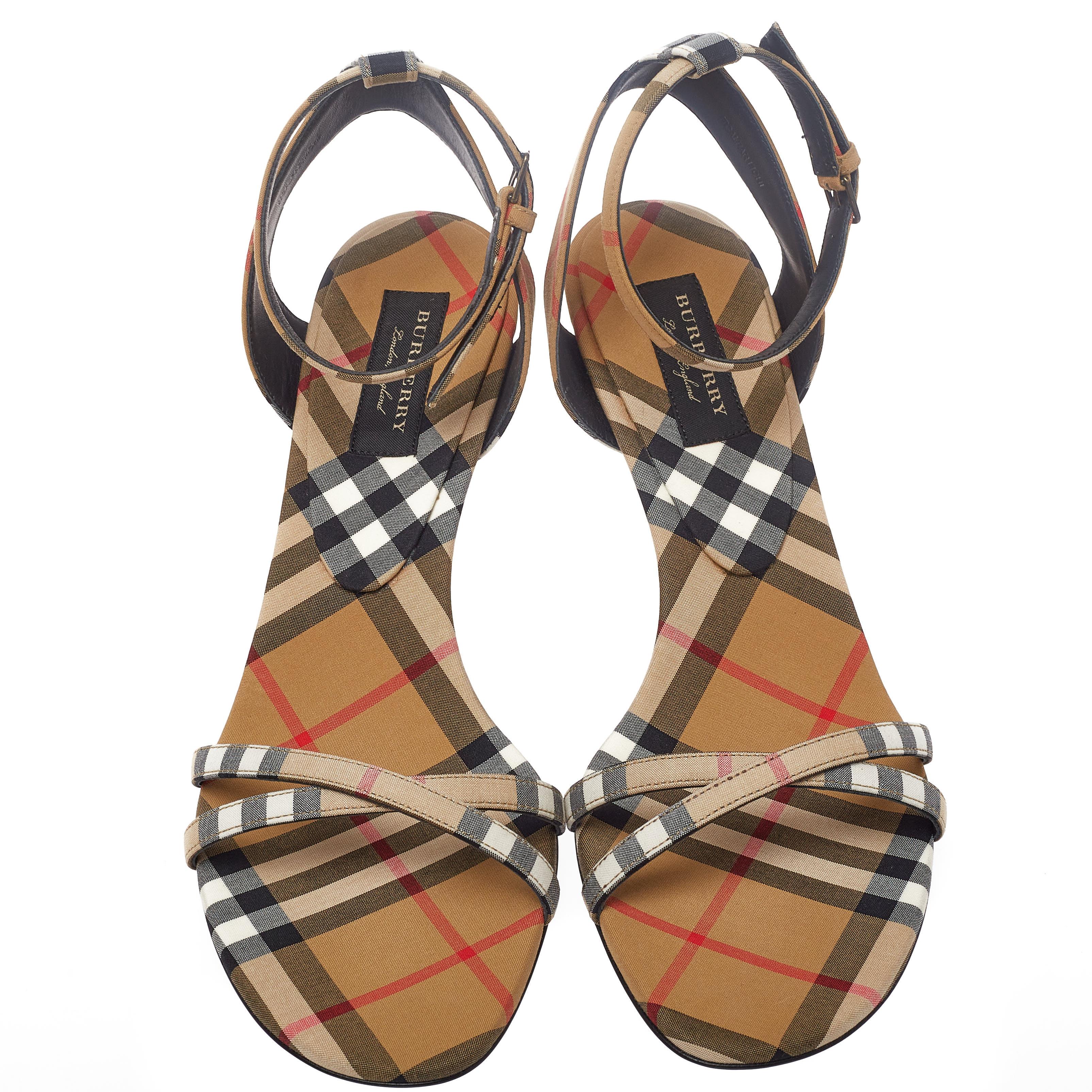 Beautiful and stylish, these stunning beige Hansel sandals from Burberry are worth the splurge! They are crafted from the brand's signature Novacheck fabric and feature an open toe design. They flaunt crisscross vamp straps, buckled ankle straps,