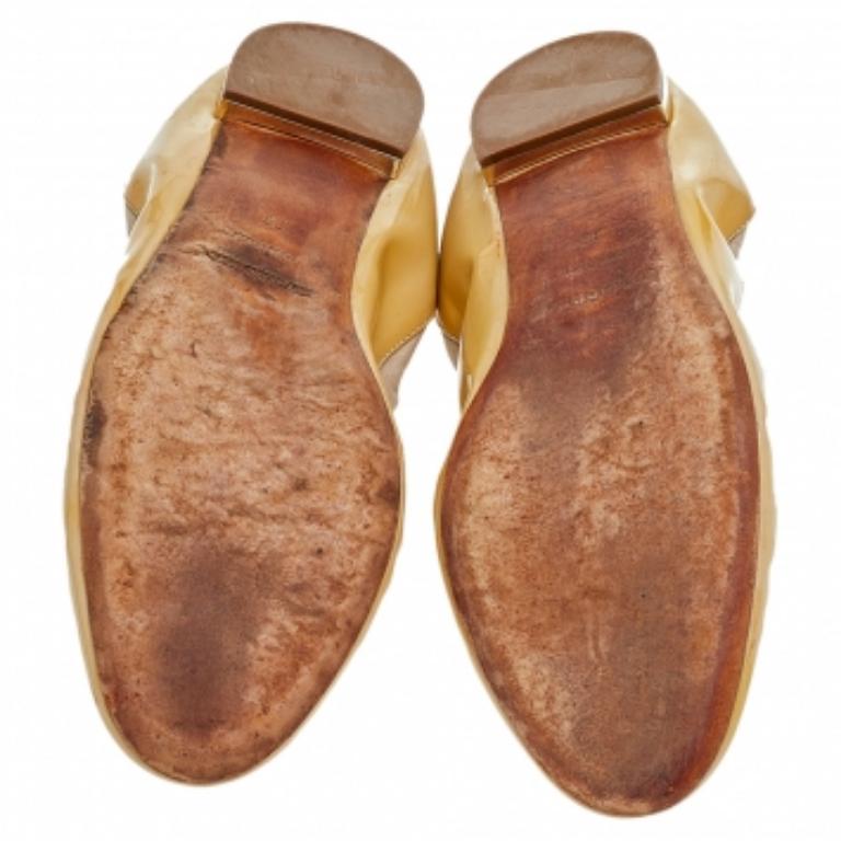 Stay comfortable and effortlessly luxurious while you step out in your casual, chic looks wearing these Burberry ballet flats. Constructed in leather and patent leather, these flats feature a scrunched silhouette, spikes on the counters, and round
