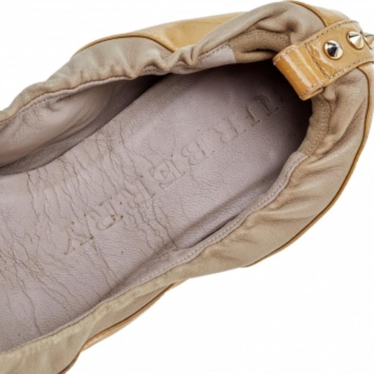 Burberry Beige Patent And Leather Scrunch Ballet Flats Size 36 Bon état - En vente à Dubai, Al Qouz 2