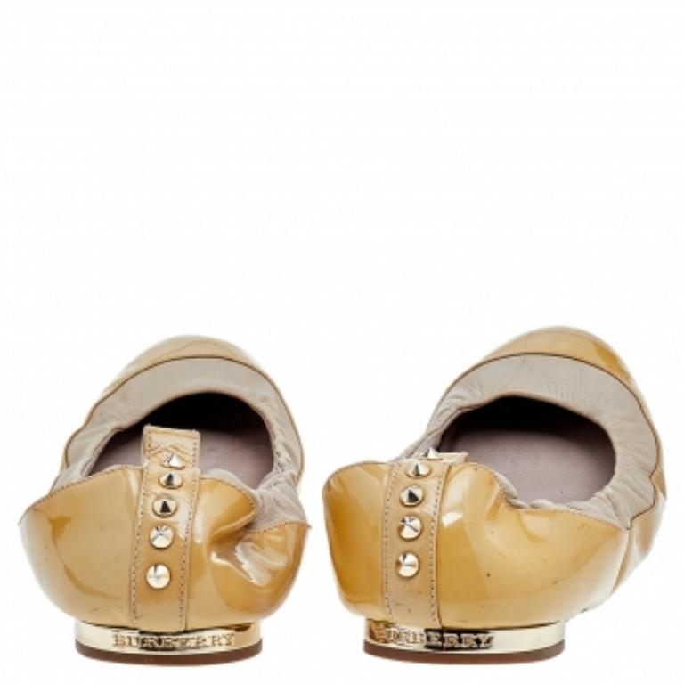 Burberry Beige Patent And Leather Scrunch Ballet Flats Size 36 en vente 1
