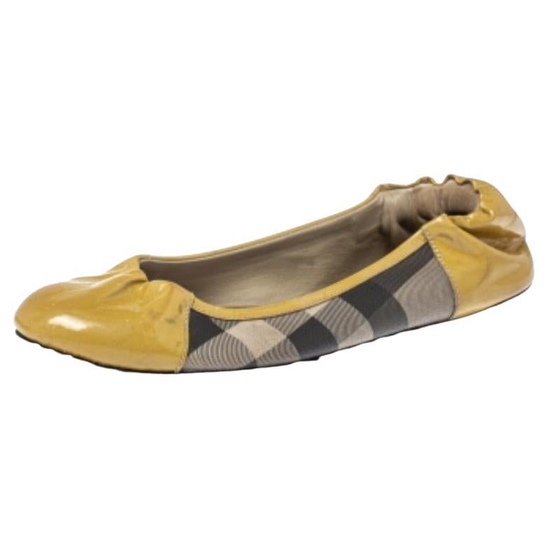 You would never want to take off these comfortable Burberry ballet flats. They are crafted from Nova Check canvas, these flats are adorned with patent leather cap toes and heel counters and designed with scrunch style for a snug fit.