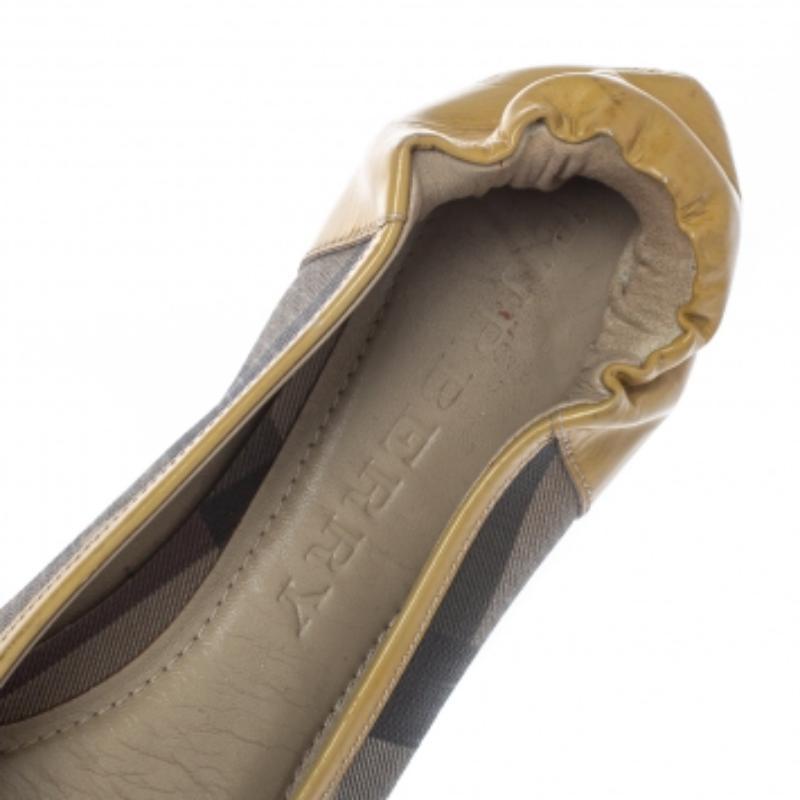 Burberry Beige Patent Leather And Nova Check Canvas Scrunch Ballet Flats Size 37 In Fair Condition For Sale In Dubai, Al Qouz 2