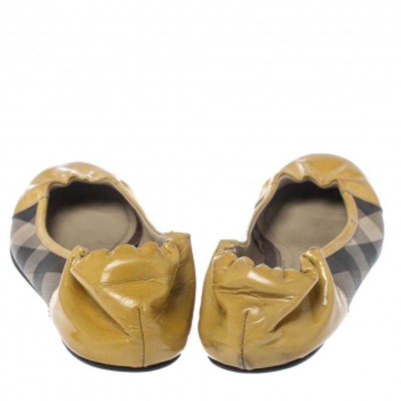 Women's Burberry Beige Patent Leather And Nova Check Canvas Scrunch Ballet Flats Size 37 For Sale