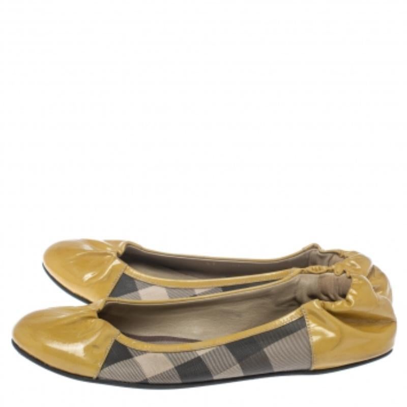Burberry Beige Patent Leather And Nova Check Canvas Scrunch Ballet Flats Size 37 For Sale 1