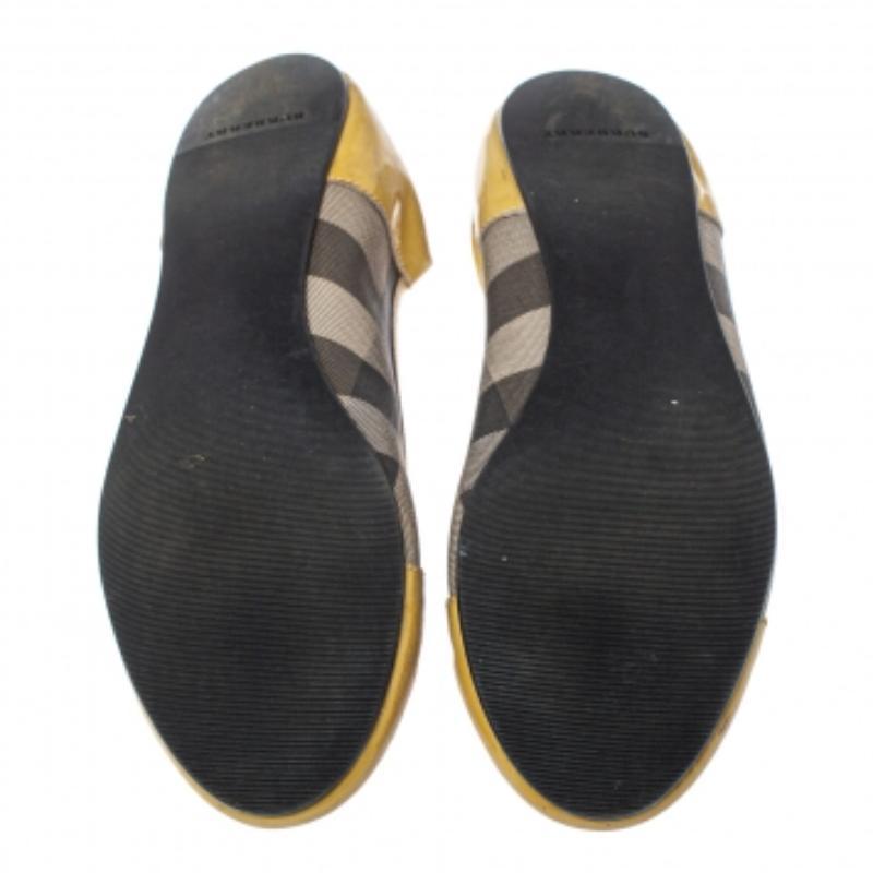 Burberry Beige Patent Leather And Nova Check Canvas Scrunch Ballet Flats Size 37 For Sale 2