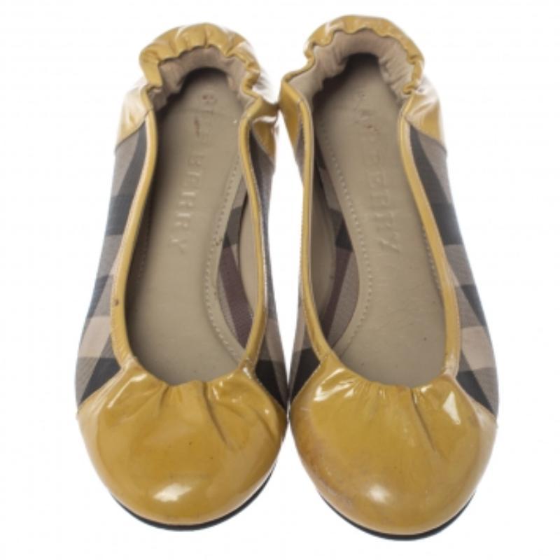 Burberry Beige Patent Leather And Nova Check Canvas Scrunch Ballet Flats Size 37 For Sale 3