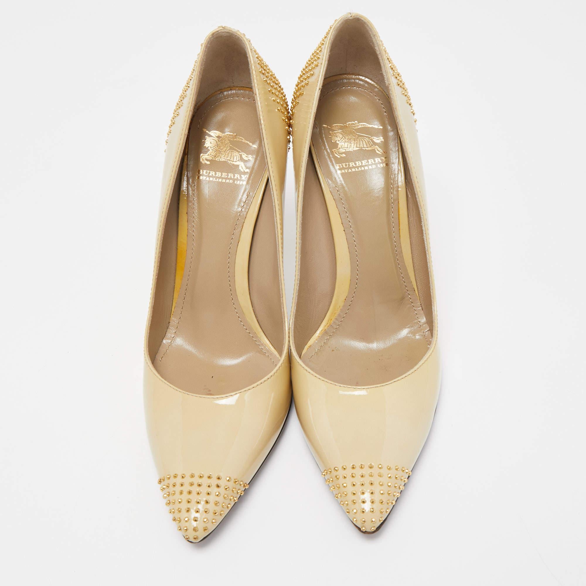 Burberry Beige Patent Leather Studded Pointed Toe Pumps Size 38 In Good Condition For Sale In Dubai, Al Qouz 2