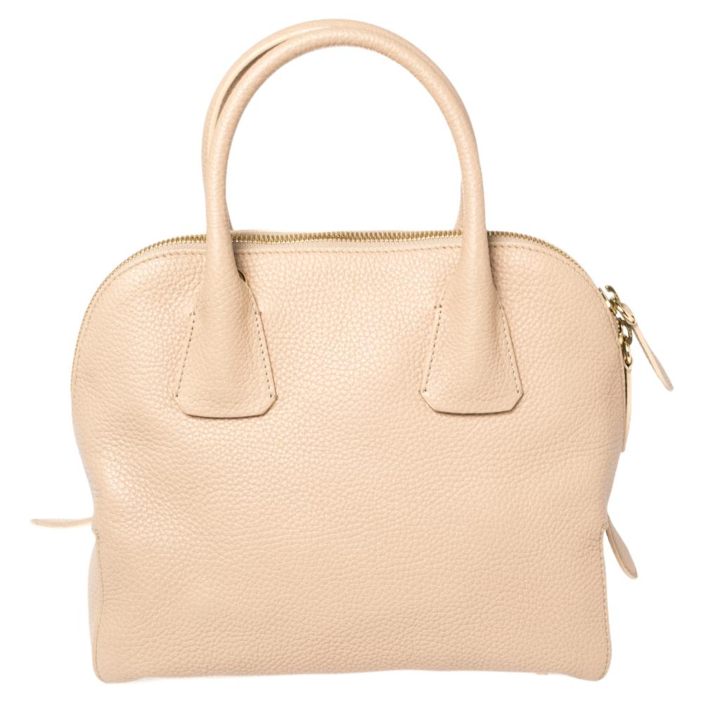 This beautifully crafted pebbled leather satchel will surely fetch you a lot of compliments. The fine fabric on the inside of the bag is well lined. This Burberry bag is simply unmatched in its grandeur and trendy design. This beige bag is sure to