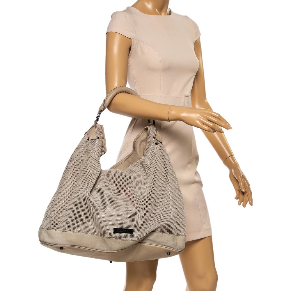 Beige Burberry - Sac Hobo surdimensionné en daim perforé beige et cuir en vente