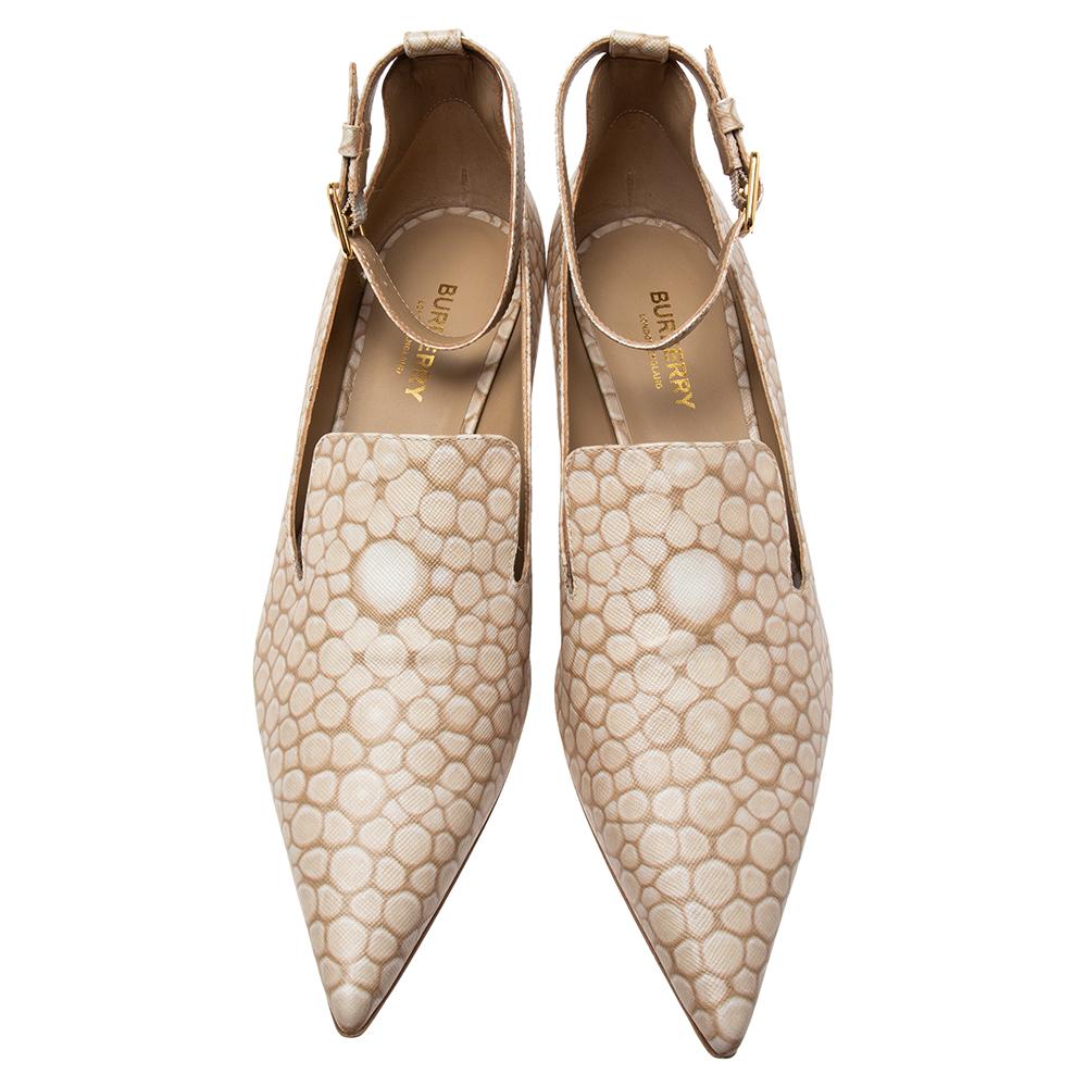 The pumps by Burberry bring forth the label’s classic charm and timeless design aesthetics. They are skillfully crafted from printed leather and characterized by luxe cuts, sculptural details, and durable construction. These beauties are complete