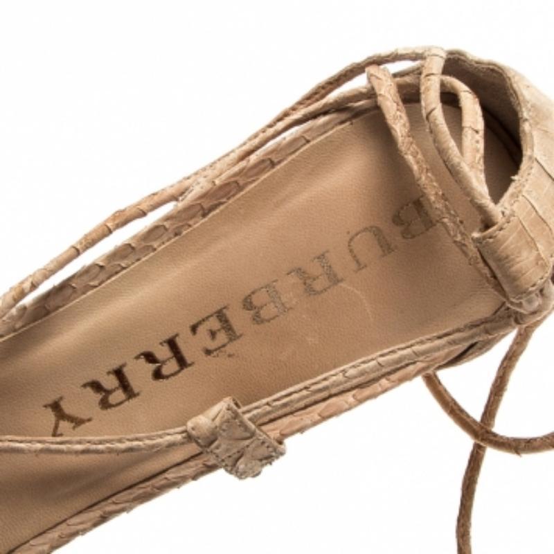 Donna Burberry Beige Python Leather Ankle Wrap Open Toe Sandali Taglia 38 in vendita