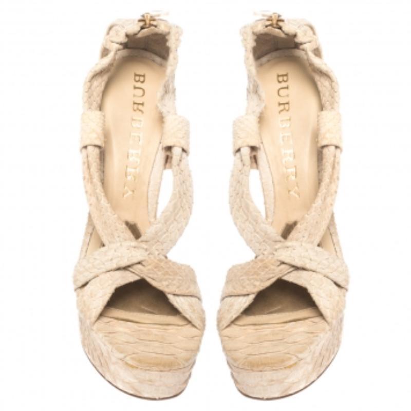 Burberry Sandalias de plataforma con tiras cruzadas de piel de pitón beige talla 36 Beige en venta