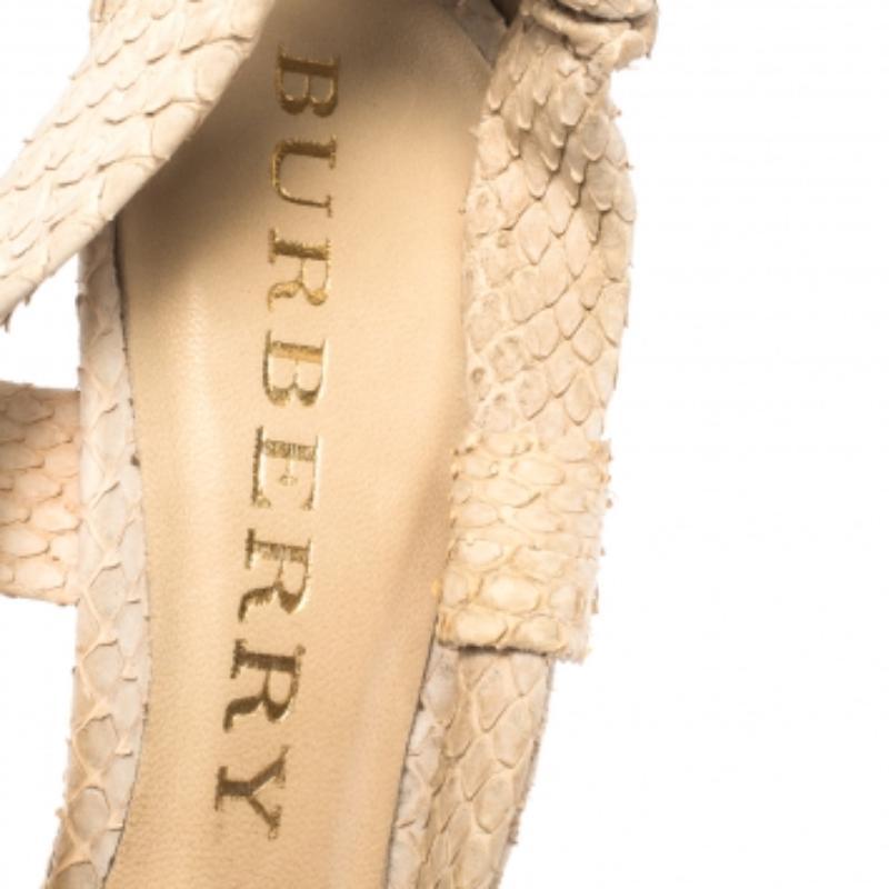 Burberry Sandalias de plataforma con tiras cruzadas de piel de pitón beige talla 36 en venta 1