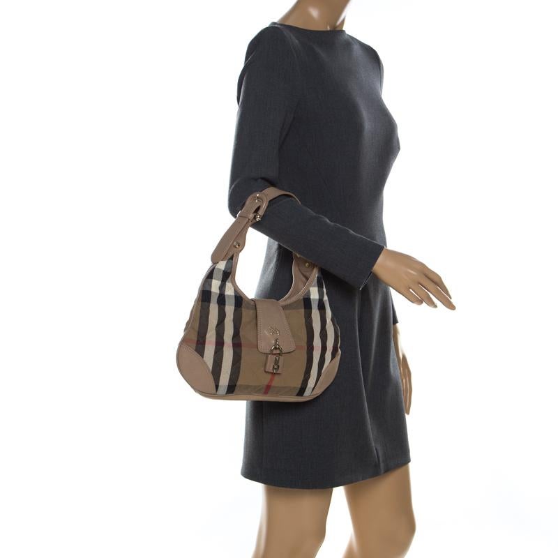 Burberry Beige Gesteppte Haus Check Canvas und Leder Brooke Hobo im Zustand „Gut“ in Dubai, Al Qouz 2