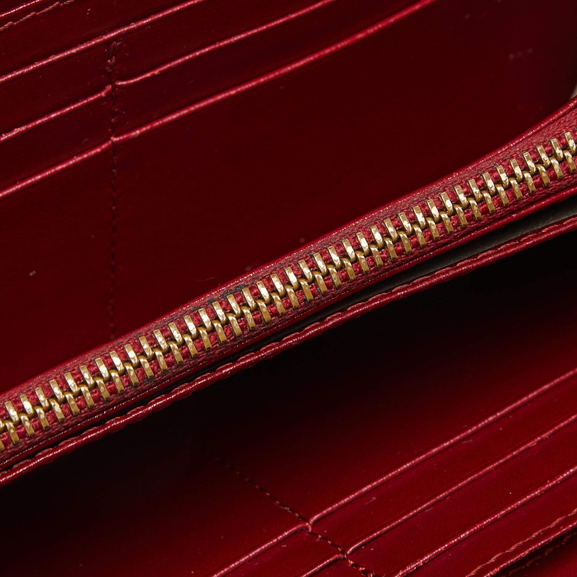 Crafted from Haymarket Check coated canvas, this wallet from Burberry is sleek and sophisticated. The zip around wallet opens to a leather interior that houses multiple card slots, two open compartments for currency and bills and one zipped coin