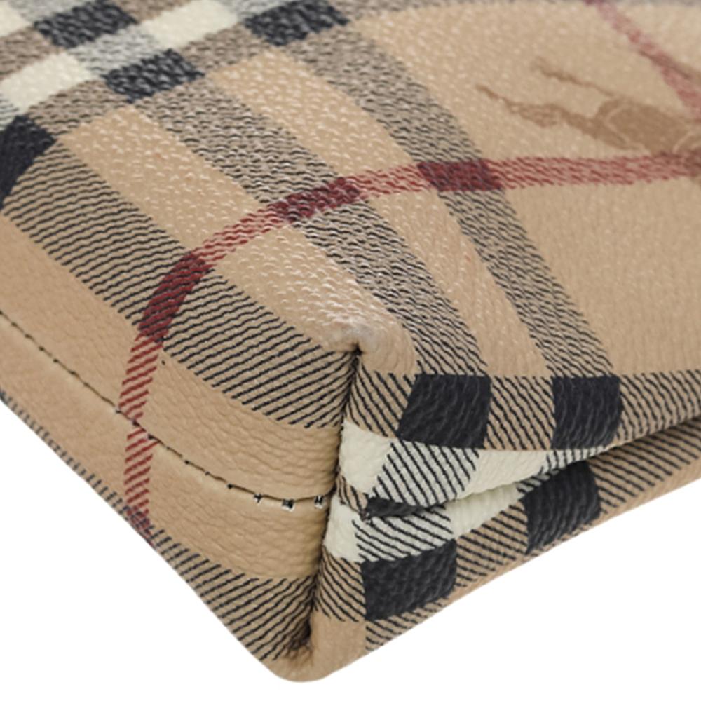 Diese Pochette von Burberry wurde aus Haymarket Check PVC gefertigt und mit Lederbesätzen veredelt. Die Tasche hat einen Reißverschluss an der Oberseite:: der den Blick auf den Innenraum aus Nylon freigibt:: in dem die wichtigsten Utensilien Platz