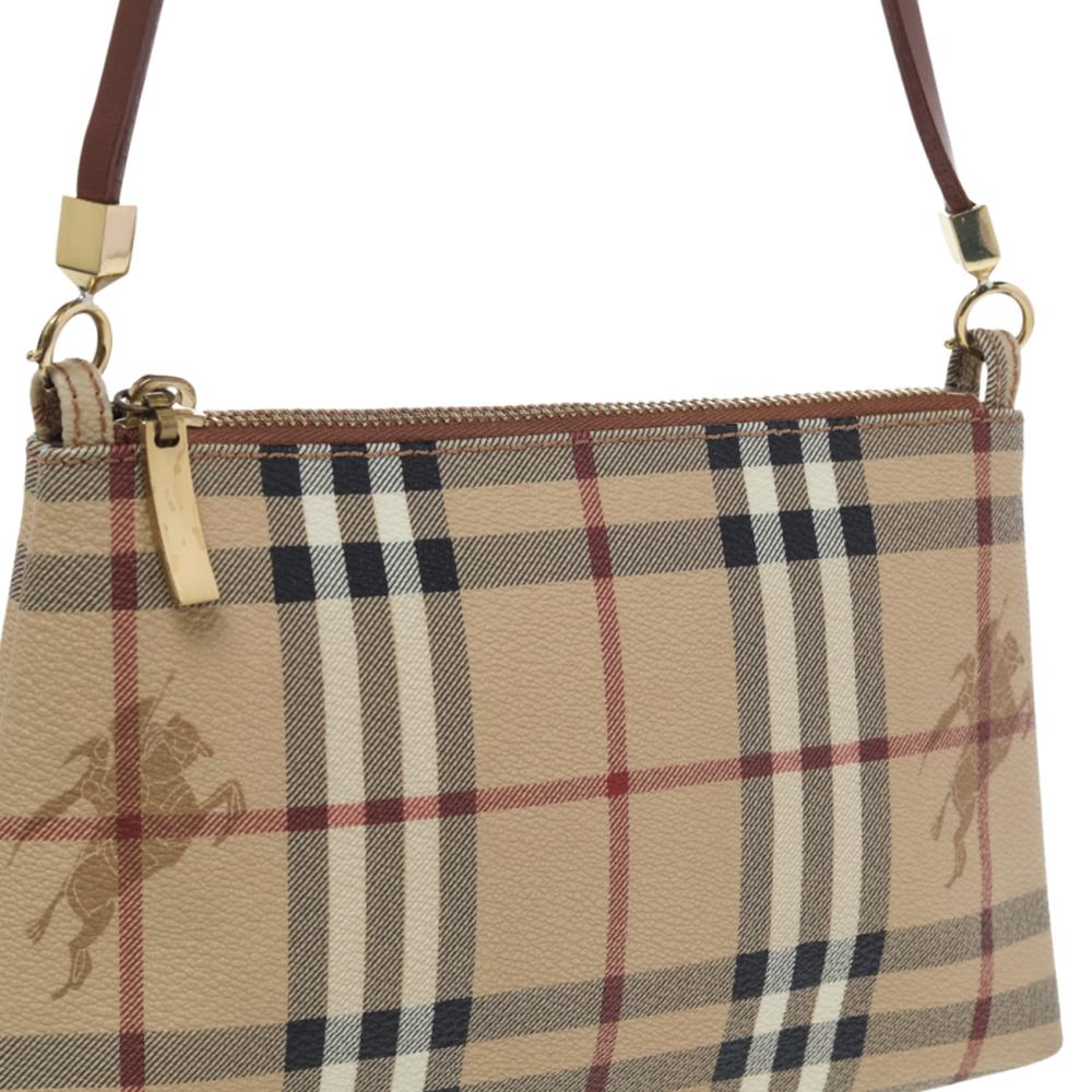 Burberry Beige/Rot Haymarket Check PVC und Leder Pochette Tasche im Zustand „Gut“ in Dubai, Al Qouz 2