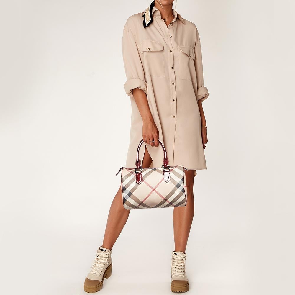 This Boston bag is an ergonomic creation that doesn't let you compromise on style. It not only looks timeless but also comes with a sleek and spacious interior to hold your everyday essentials. A wonderful piece that can accentuate your look!