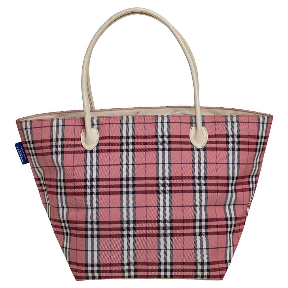 This Reversible tote by Burberry has a structure that simply spells ease. Crafted from vintage checked canvas, the bag is elegantly held by two leather handles. The tote comes with a reversible interior with enough space to store your necessities.

