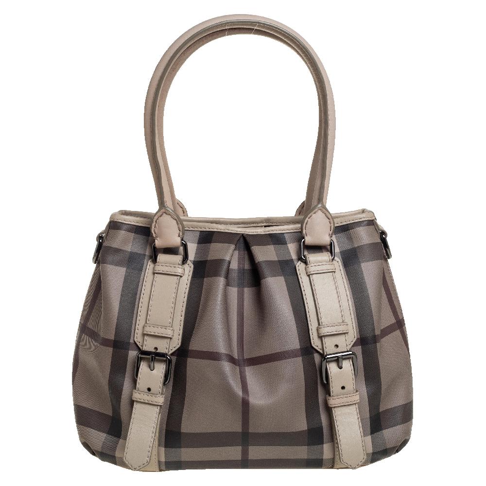 Diese geräumige und fesselnde Northfield-Tasche von Burberry ist aus dem charakteristischen:: mit Smoke-Karo beschichteten PVC-Leder & gefertigt. Sie ist mit zwei gerollten Griffen:: einem abnehmbaren Schultergurt und einem geräumigen Innenraum aus