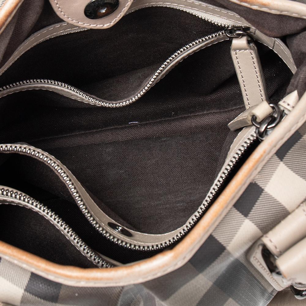 Kleine Northfield-Tasche aus beschichtetem Segeltuch mit Rauchkaro in Beige 3