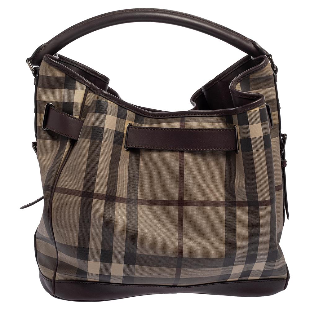 Diese Walden Hobo von Burberry ist aus PVC in klassischem Rauchkaro gefertigt und mit Lederbesätzen versehen. Der mit Canvas gefütterte Innenraum bietet Platz für die wichtigsten Dinge des Alltags:: und die Tasche ist mit einem einzigen Griff
