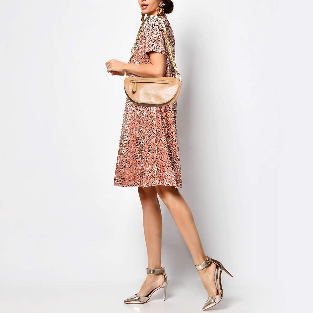 With an architectural shape this Burberry Olympia bag resembles the crescent moon. The brand signature on the front lends to its instant identification and it can be carried conveniently with a shoulder strap. Capturing the essence of feminity it