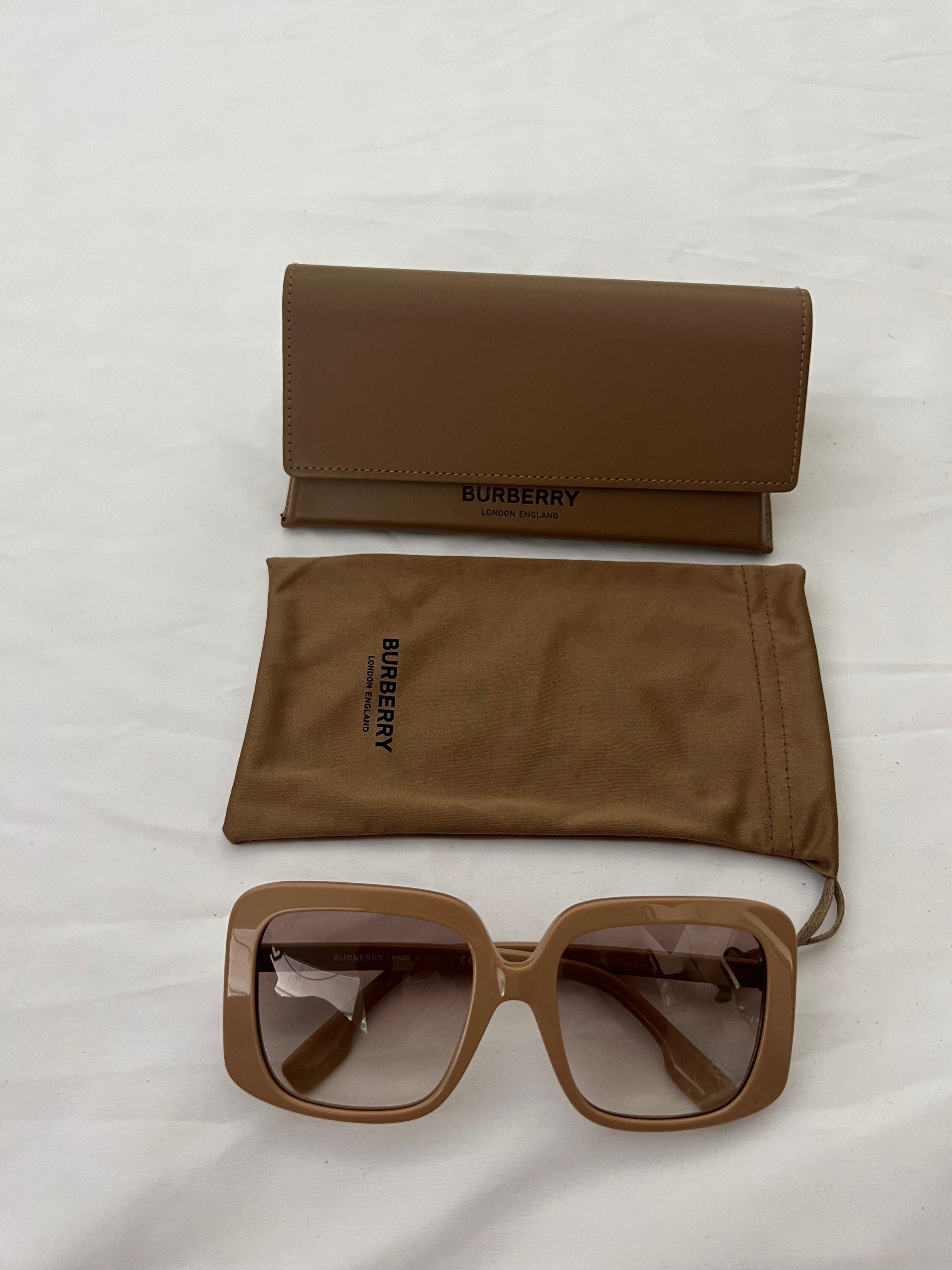 Burberry Beige Square Sunglasses  For Sale 2