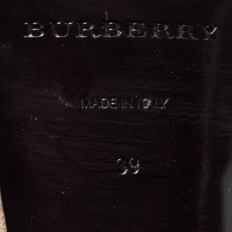 Burberry Sandalias con puño en el tobillo de ante beige talla 39 en Bastante bueno estado para la venta en Dubai, Al Qouz 2