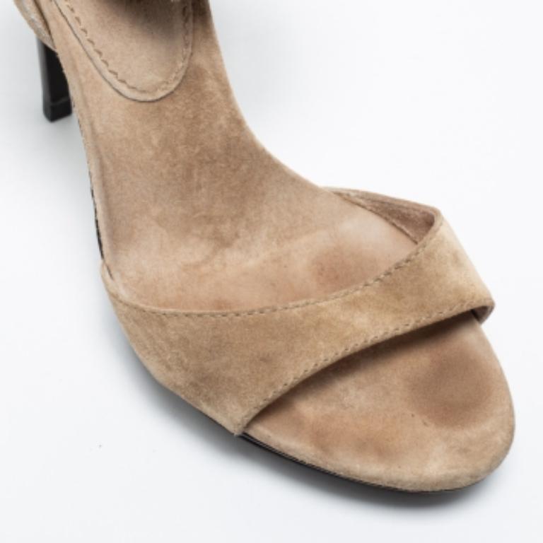 Burberry Sandalias con puño en el tobillo de ante beige talla 39 en venta 1