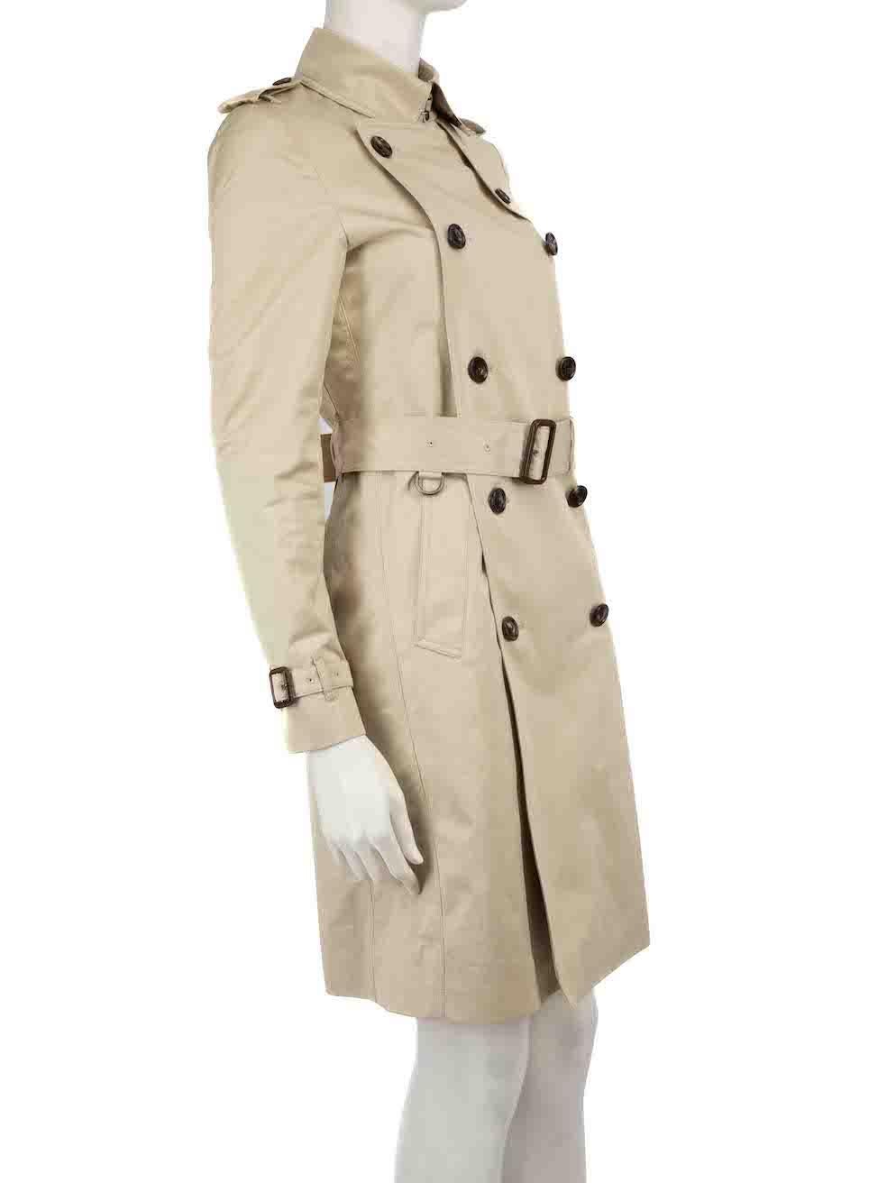 CONDITION is Very good. Minimal wear to coat is evident. Minimal wear to both sleeves with light marks on this used Burberry designer resale item.
 
 Details
 The Kensington model
 Beige
 Cotton
 Trench coat
 Mid length
 Double breasted
 2x Front