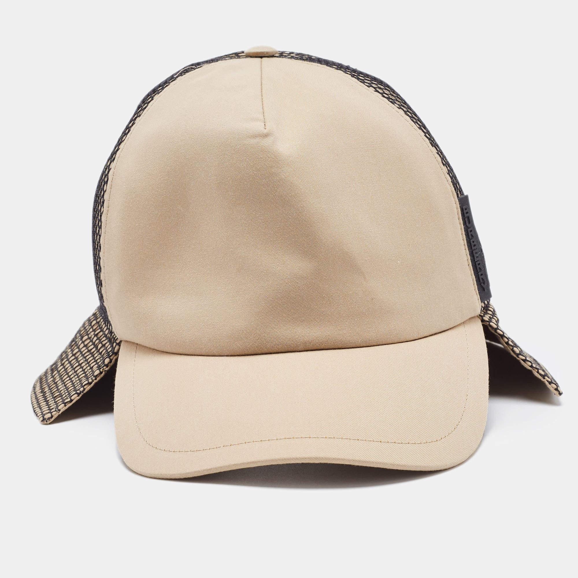 Cousue à partir de matériaux nobles, cette casquette de baseball Burberry est un accessoire chic. Il présente un aspect luxueux et une coupe confortable.

Mesures : Circonférence : 58 cm ; bord : 7 cm

Comprend :  Etiquette de marque
