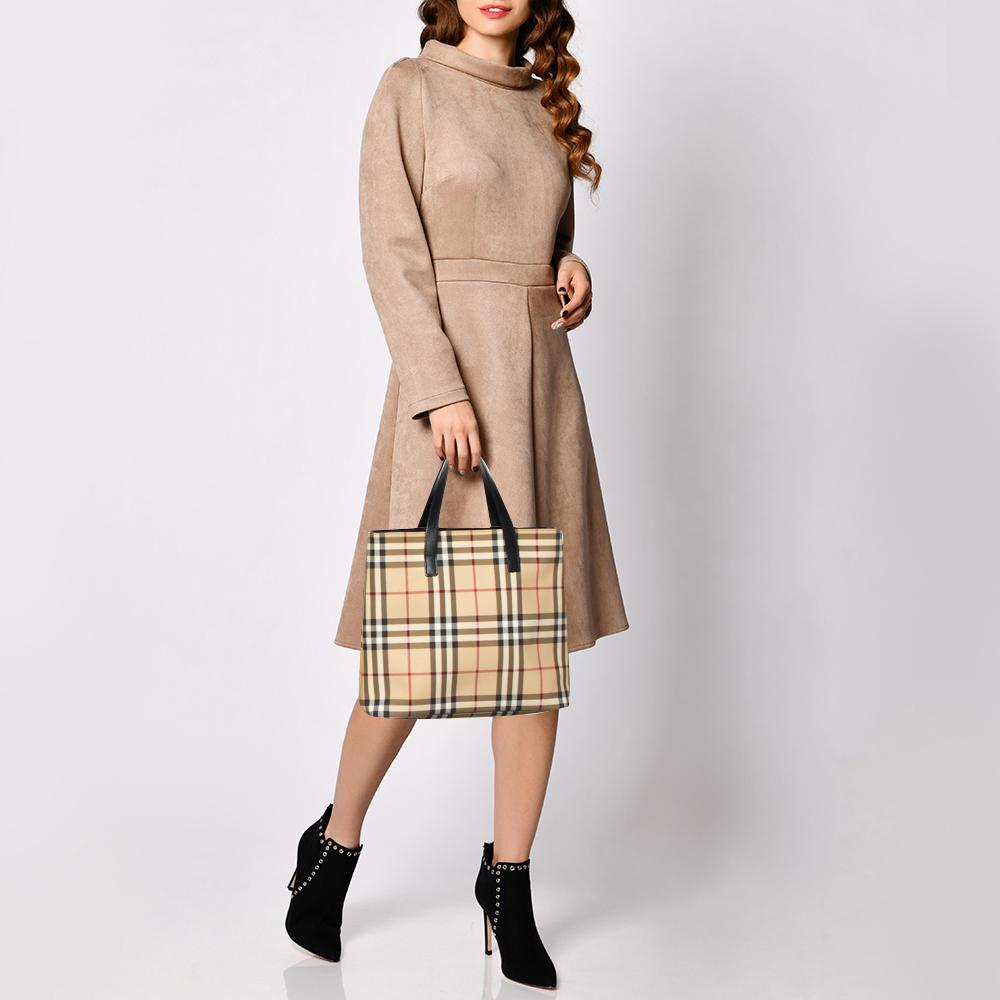 Burberry Beige Vintage Check PVC und Leder Tote im Zustand „Gut“ in Dubai, Al Qouz 2