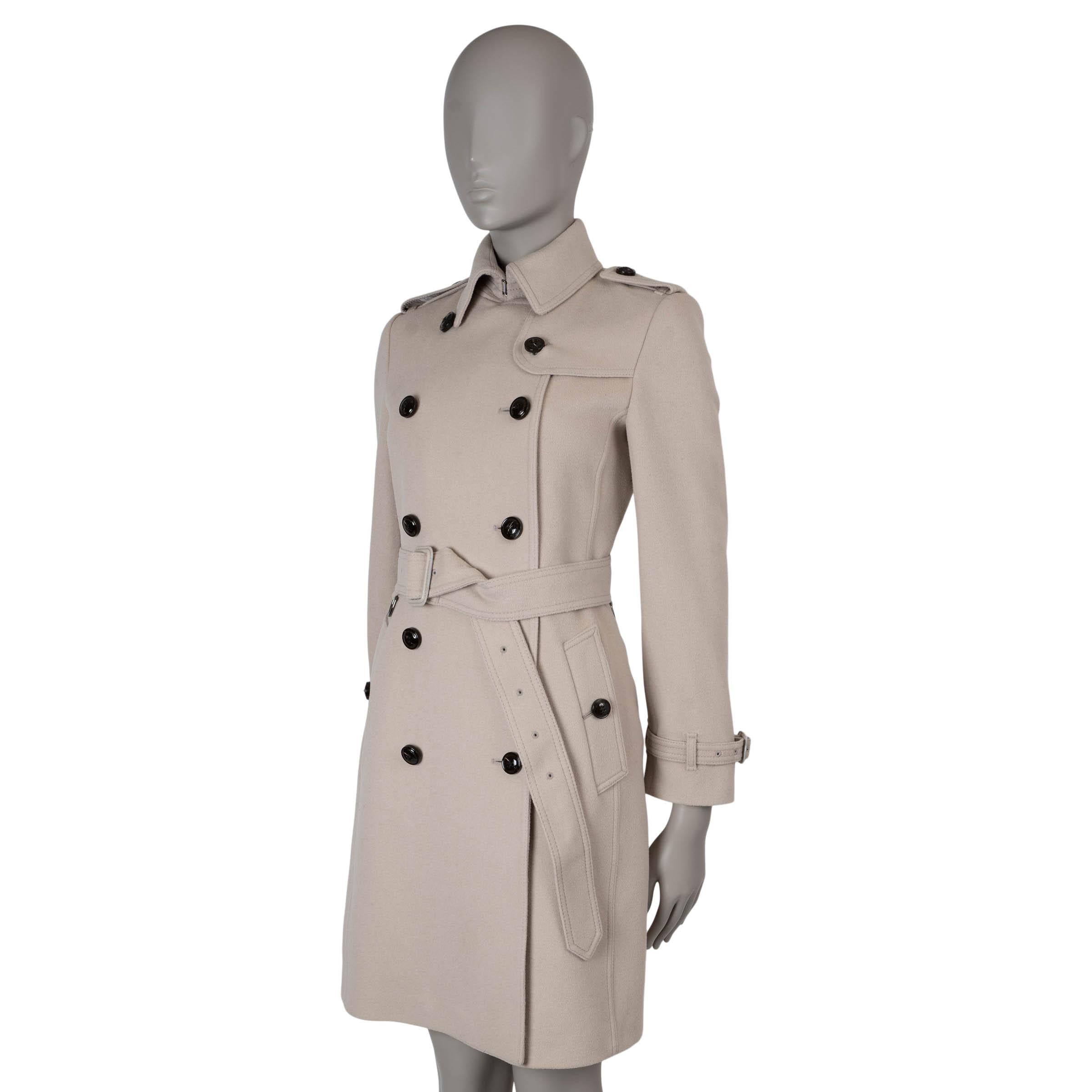 Dieser 100% authentische Burberry London Kensington Trenchcoat ist aus einer luxuriösen Mischung aus blassbeiger Wolle (80%) und Kaschmir (20%) gefertigt. Er verfügt über klassische Trench-Details wie Schulterklappen, eine Sturmklappe, eine