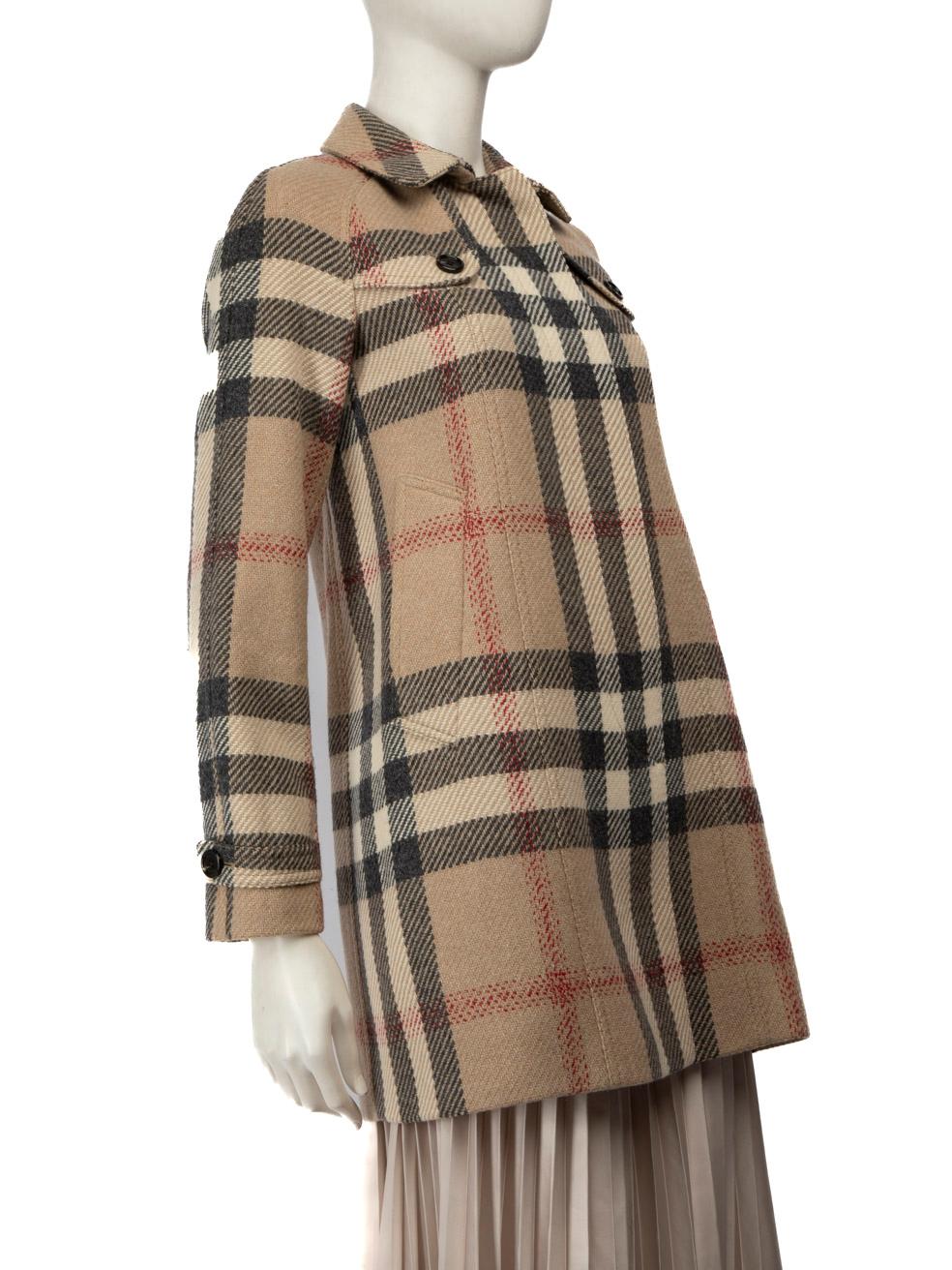 CONDITION is Good. Minor wear to the coat is evident. Light discolouration to the underarms, right cuff, left cuff lining and front centre-right lining on this used Burberry designer resale item.
 
 Details
 Beige
 Wool
 Coat
 Single breasted

