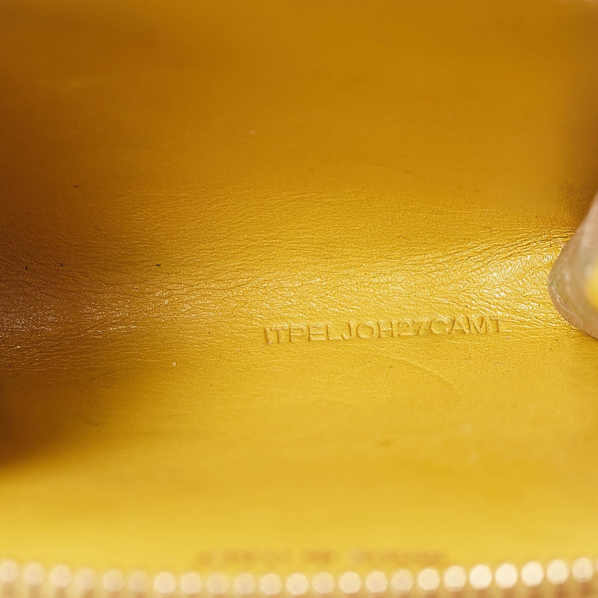 Celebrated for its skillful designs this coin purse from Burberry is just what you need. Everything ranging from the signature Haymarket canvas body to the leather trims is just impeccable. Equipped with multiple card slots this card case is an