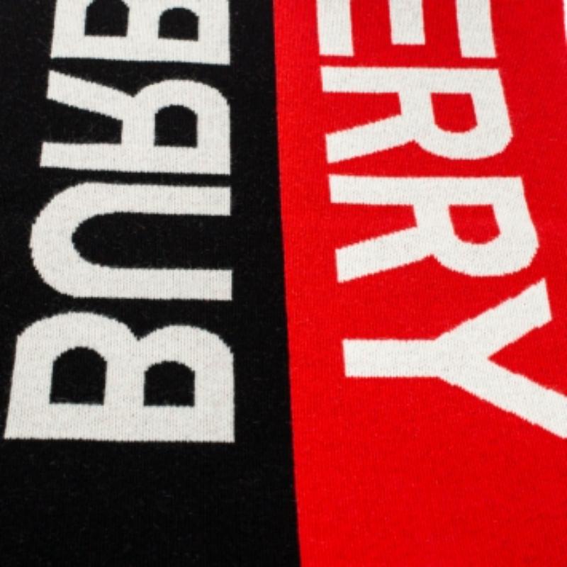 Burberry Bicolor Logo Intarsia Knit Cashmere Football Scarf In Good Condition For Sale In Dubai, Al Qouz 2