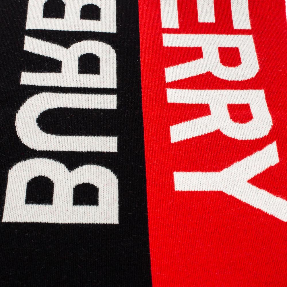 Burberry - Écharpe de football en cachemire tricotée Intarsia avec logo bicolore Bon état - En vente à Dubai, Al Qouz 2