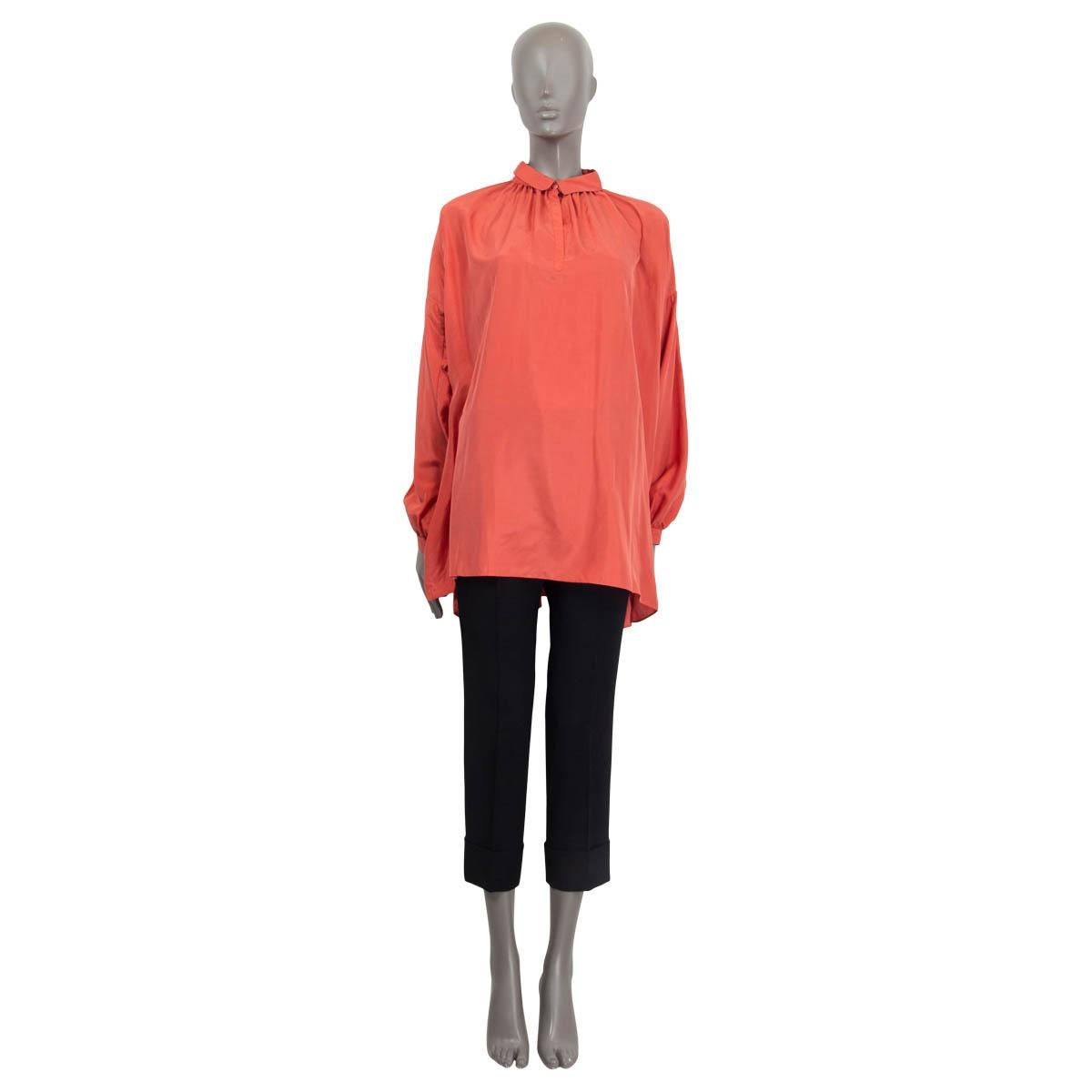 100% authentic Burberry Brit oversized long sleeve blouse in light coral silk (100%). Comes with buttoned cuffs, a notch collar and a v-neck on the front. Unlined. Has been worn and is in excellent condition. Comes with an additional