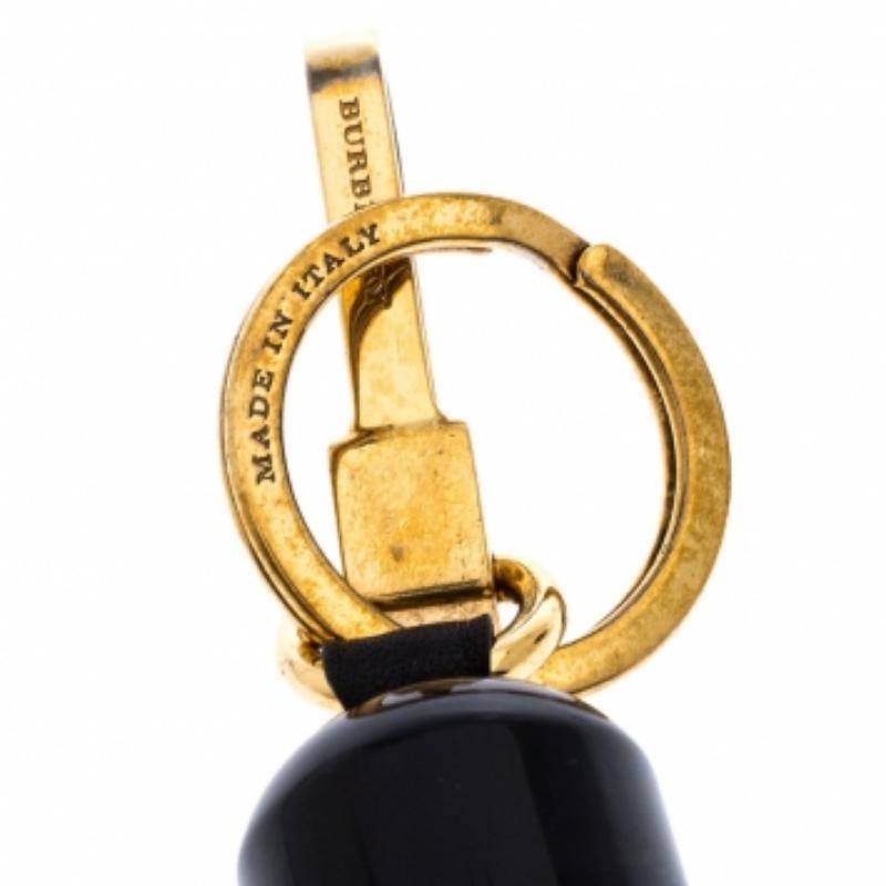 Cette pièce de Burberry est une belle création. Utilisant l'acrylique, il a été conçu comme une garde royale, et on ne peut s'empêcher d'admirer la finesse de sa finition et la simplicité de son design. Il est doté de fermoirs en métal doré, et vous