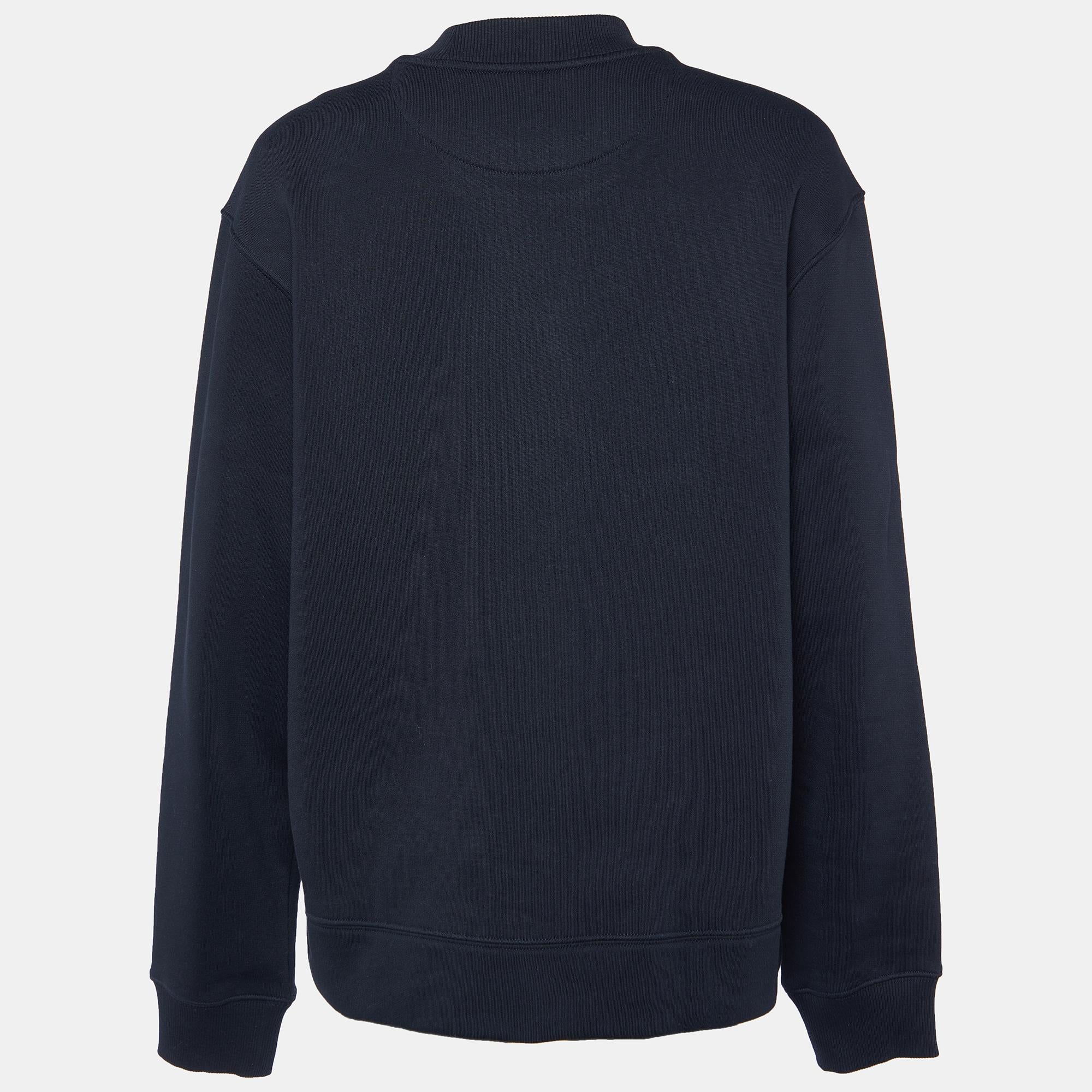 Whether you want to go out on casual outings with friends or just want to lounge around, this sweatshirt is a versatile piece and can be styled in many ways. It has been made using fine fabric.

